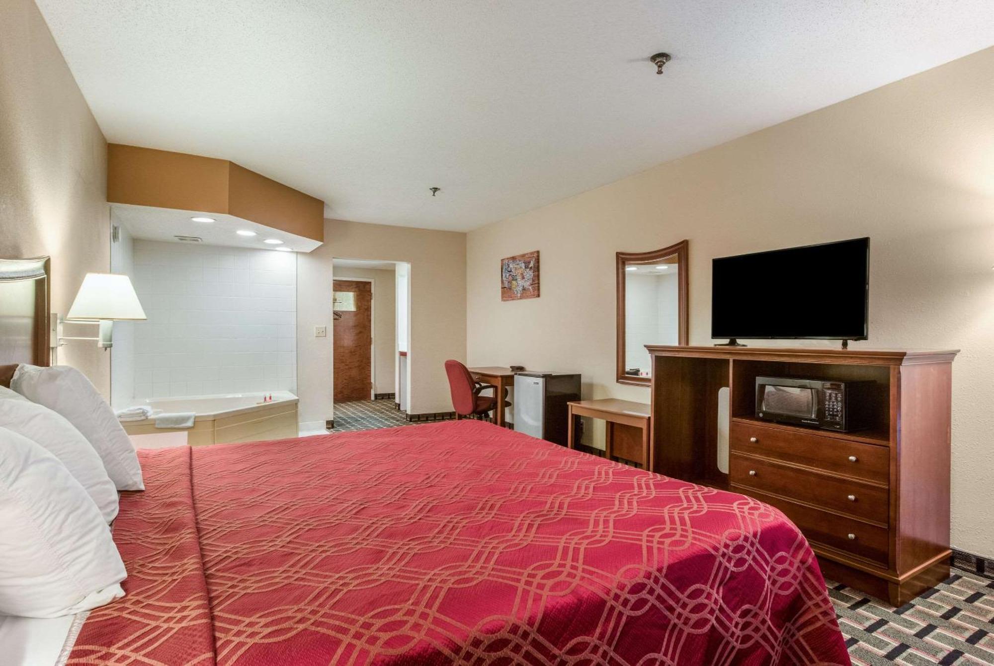 Econo Lodge Inn & Suites Marietta Exterior photo