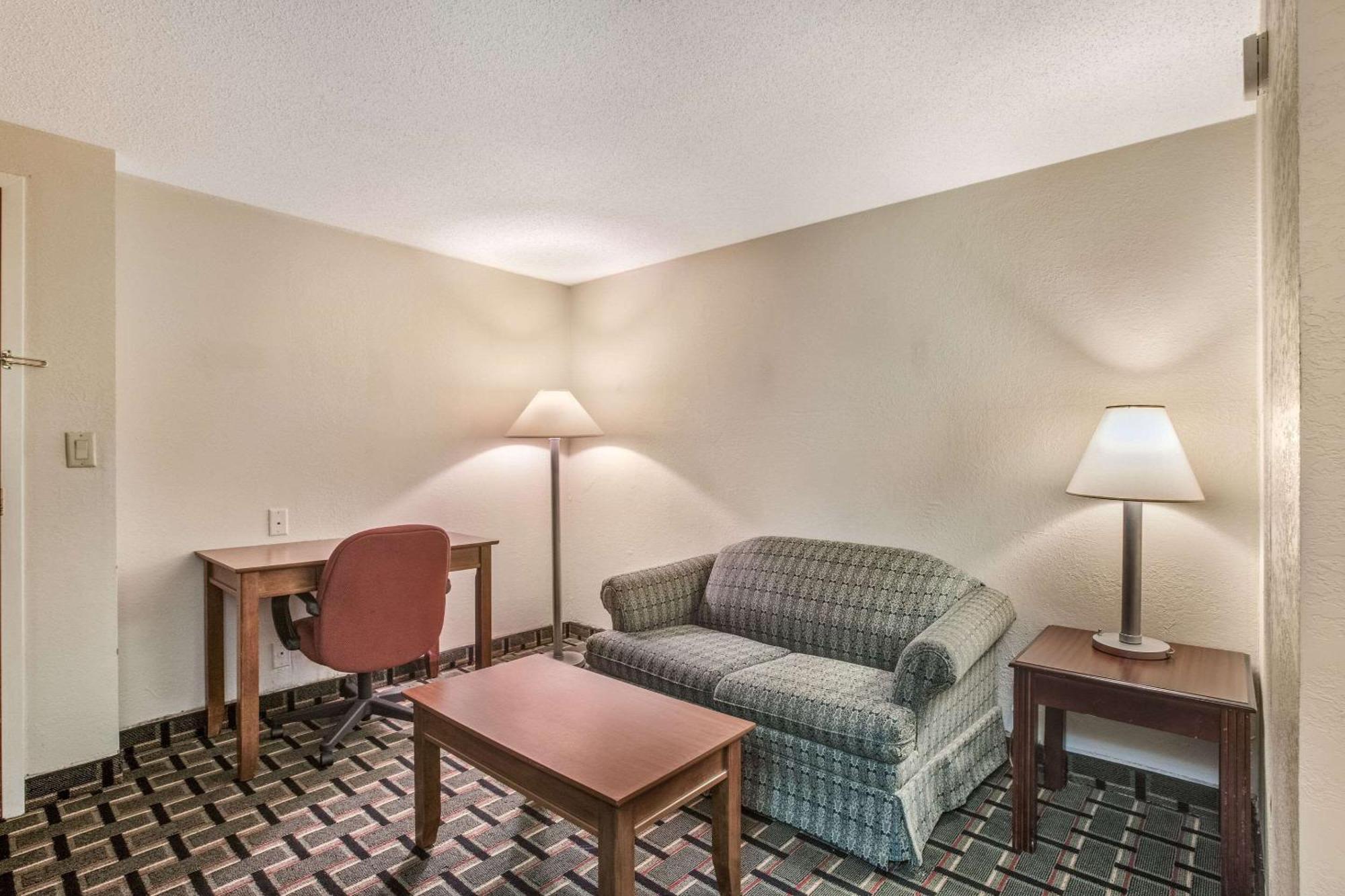 Econo Lodge Inn & Suites Marietta Exterior photo